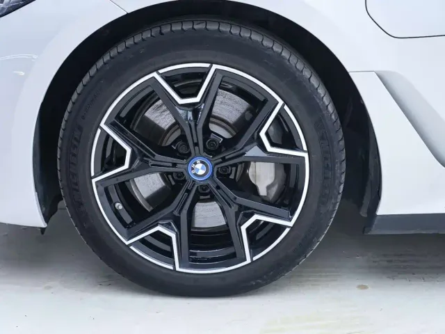 BMW i3 — Фото автомобиля 8