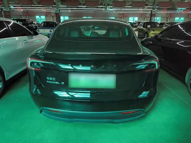 Tesla Model 3 — Фото автомобиля 5