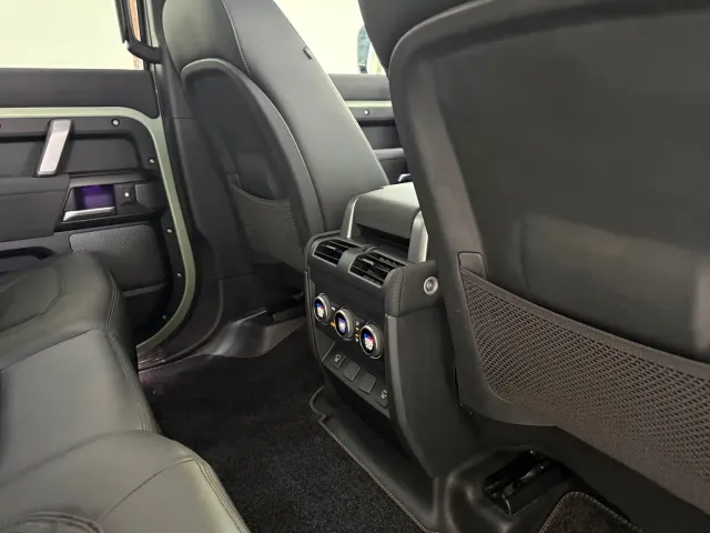 Land Rover Defender — Фото автомобиля 11