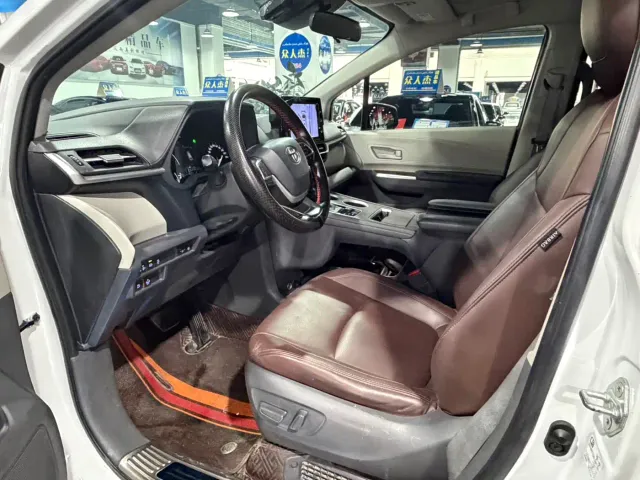 Toyota Sienna — Фото автомобиля 4