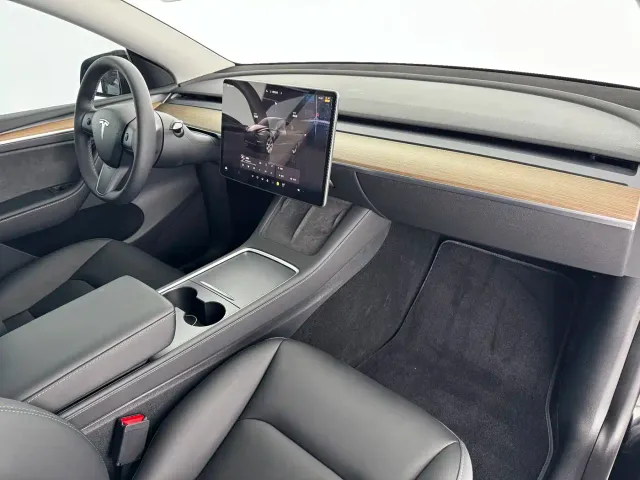 Tesla Model Y — Фото автомобиля 5
