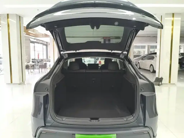 Tesla Model Y — Фото автомобиля 18