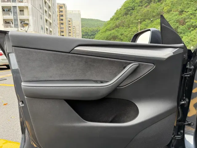Tesla Model Y — Фото автомобиля 12