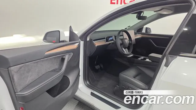 Tesla Model Y — Фото автомобиля 15