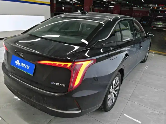 Hongqi E-QM5 — Фото автомобиля 3