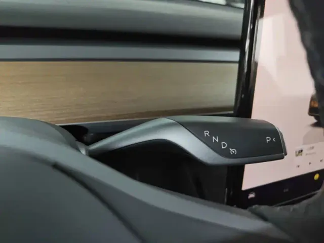 Tesla Model Y — Фото автомобиля 13