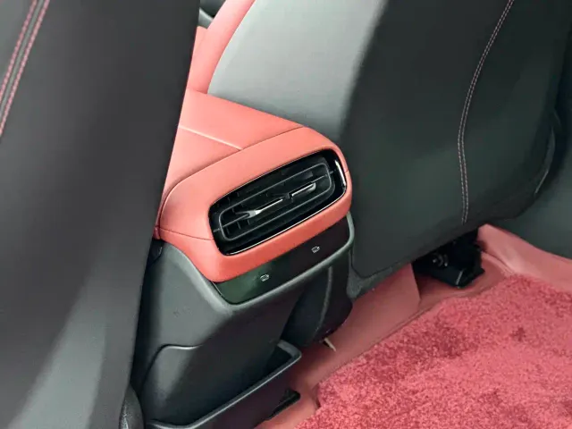 Xiaomi SU7 — Фото автомобиля 11