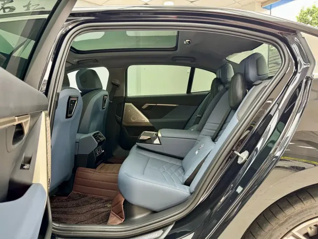 BMW 5 Series — Фото автомобиля 11