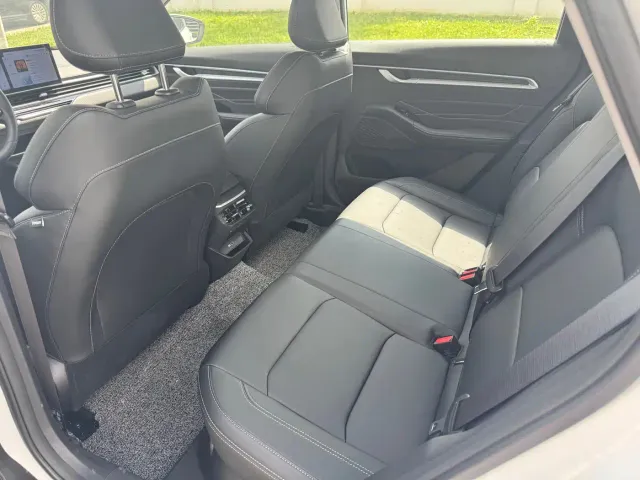 Geely Emgrand — Фото автомобиля 5