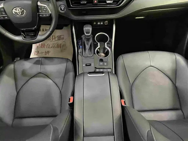Toyota Highlander — Фото автомобиля 10