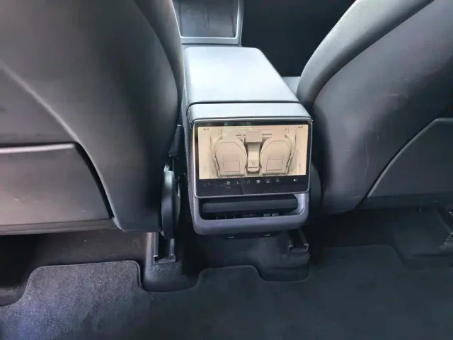 Tesla Model Y — Фото автомобиля 13