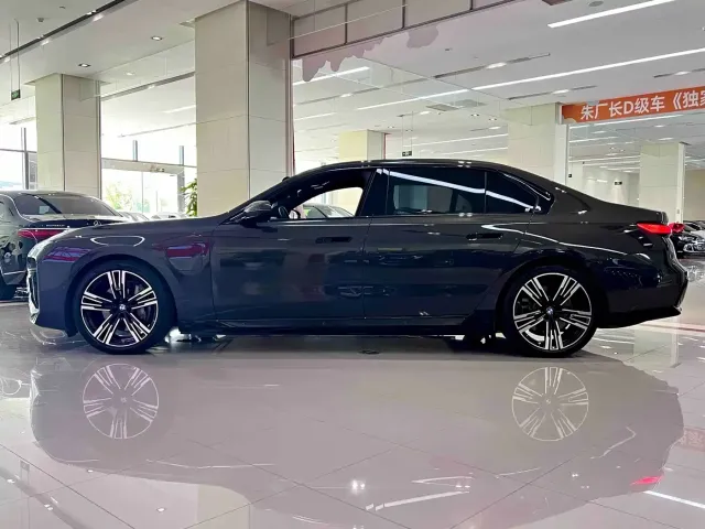 BMW i7 — Фото автомобиля 3