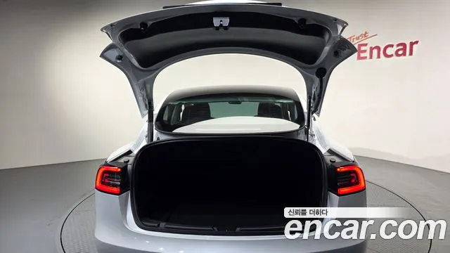 Tesla Model 3 — Фото автомобиля 24