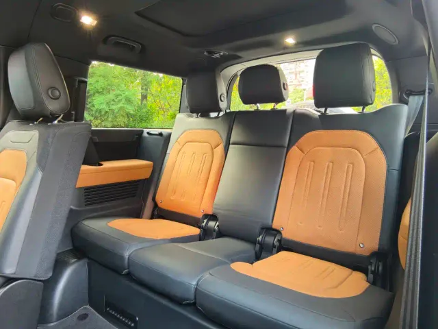 Land Rover Defender — Фото автомобиля 10