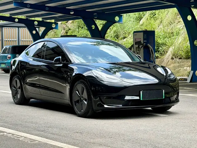 Tesla Model 3 — Фото автомобиля 3