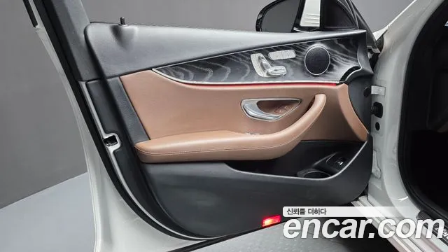 Mercedes-Benz E-Class — Фото автомобиля 23