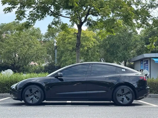 Tesla Model 3 — Фото автомобиля 3