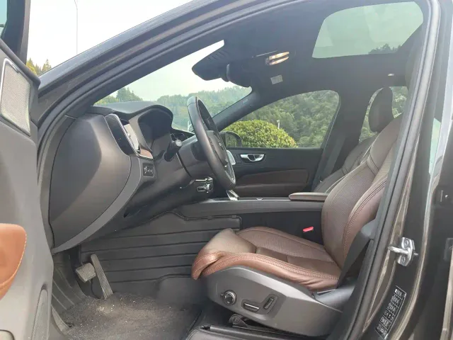 Volvo XC60 — Фото автомобиля 9