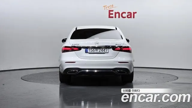 Mercedes-Benz E-Class — Фото автомобиля 4