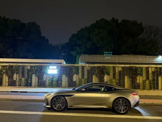 Aston Martin DB12 — Фото автомобиля 7
