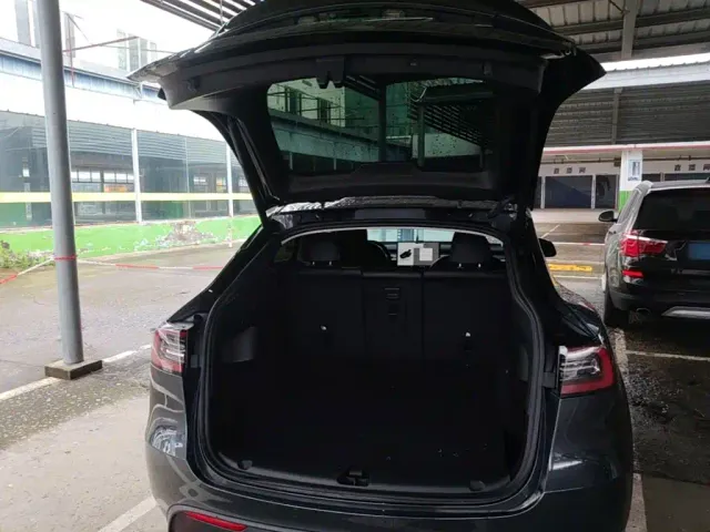 Tesla Model Y — Фото автомобиля 18