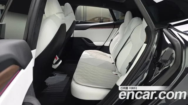 Tesla Model S — Фото автомобиля 12