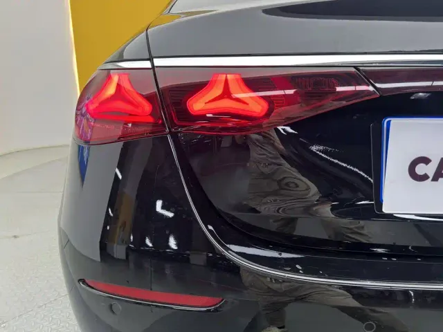Mercedes-Benz E-Class — Фото автомобиля 11