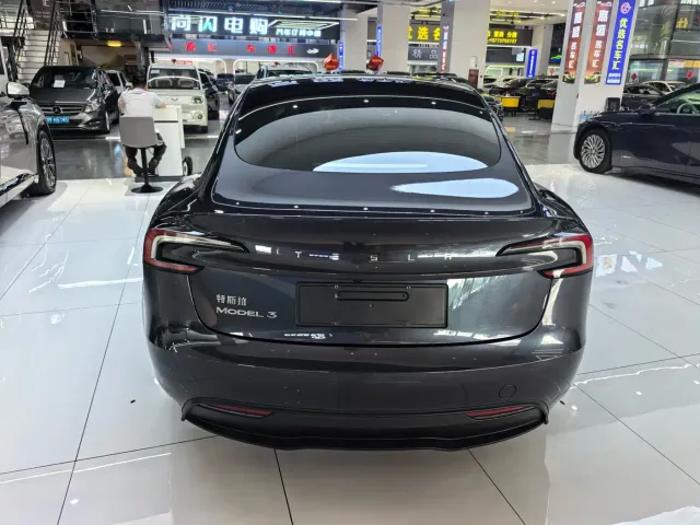 Tesla Model 3 — Фото автомобиля 13