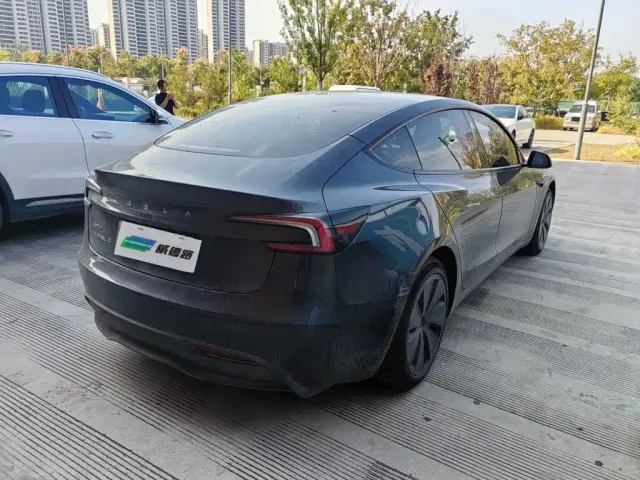 Tesla Model 3 — Фото автомобиля 5