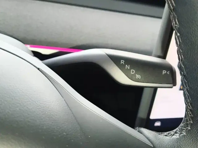 Tesla Model Y — Фото автомобиля 13