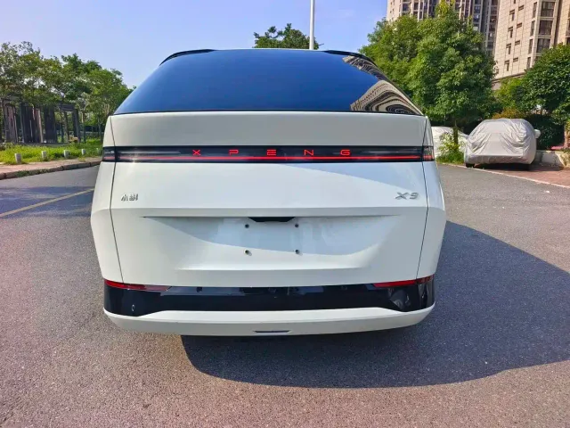 Xpeng X9 — Фото автомобиля 5