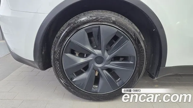 Tesla Model Y — Фото автомобиля 3