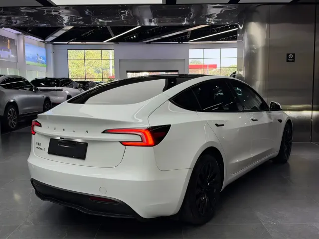 Tesla Model 3 — Фото автомобиля 14