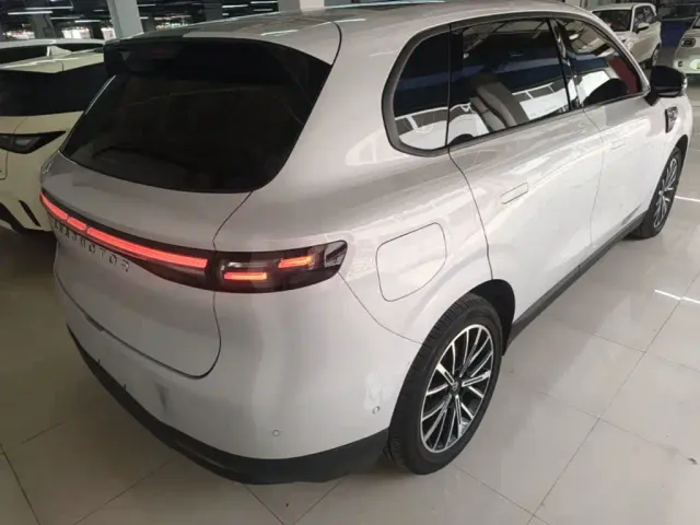 Leapmotor B10 — Фото автомобиля 6