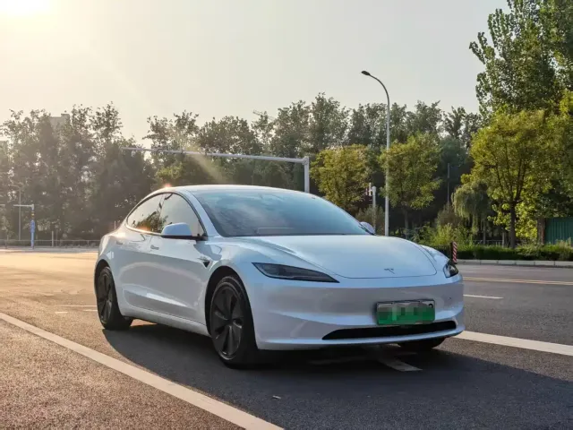 Tesla Model 3 — Фото автомобиля 17
