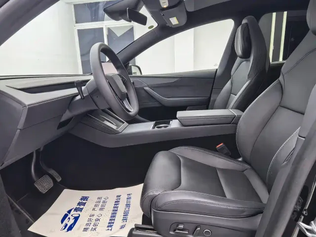 Tesla Model Y L — Фото автомобиля 6