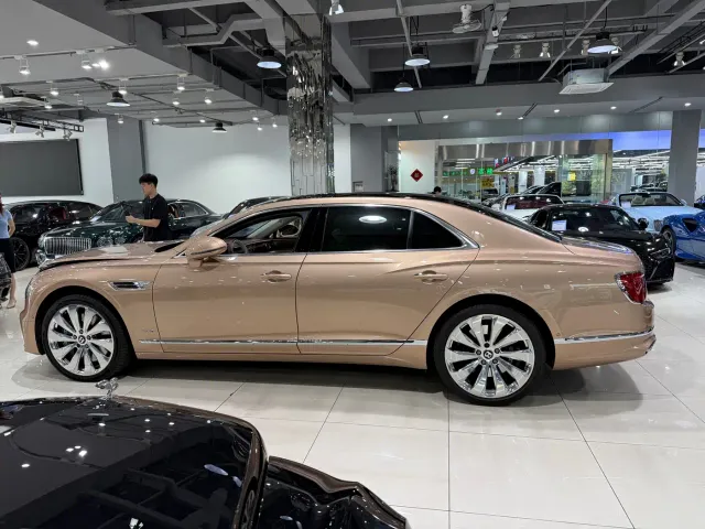 Bentley Flying Spur — Фото автомобиля 4