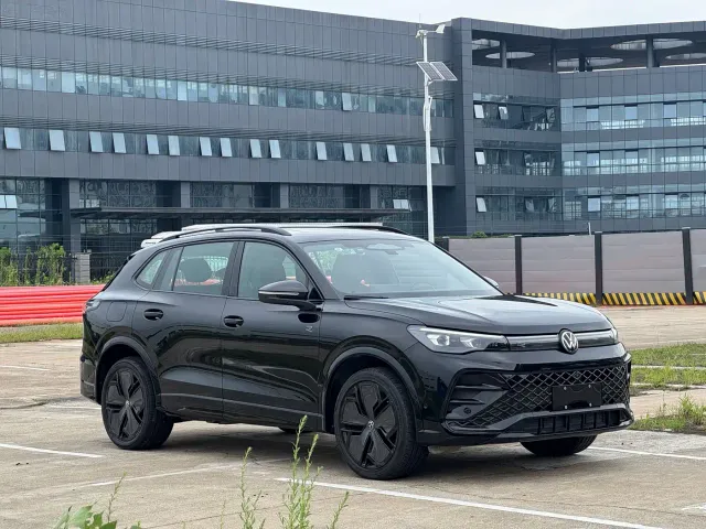 Volkswagen Tiguan L — Фото автомобиля 3