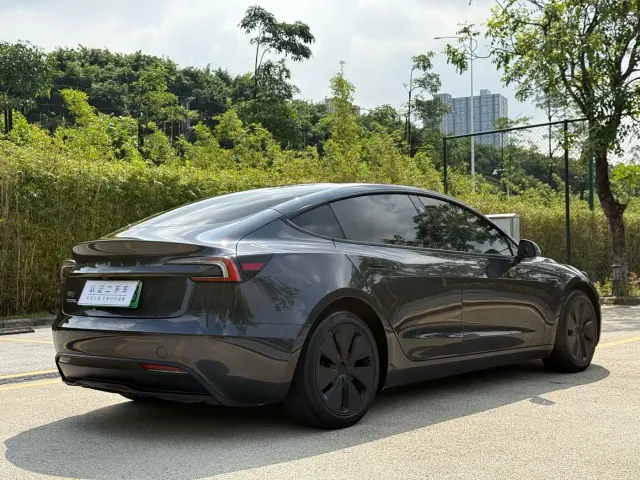 Tesla Model 3 — Фото автомобиля 10