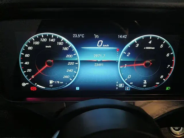 Mercedes-Benz E-Class — Фото автомобиля 4