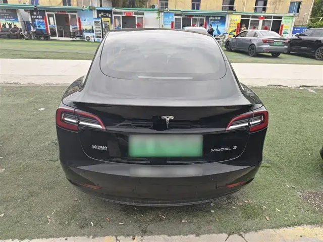 Tesla Model 3 — Фото автомобиля 3