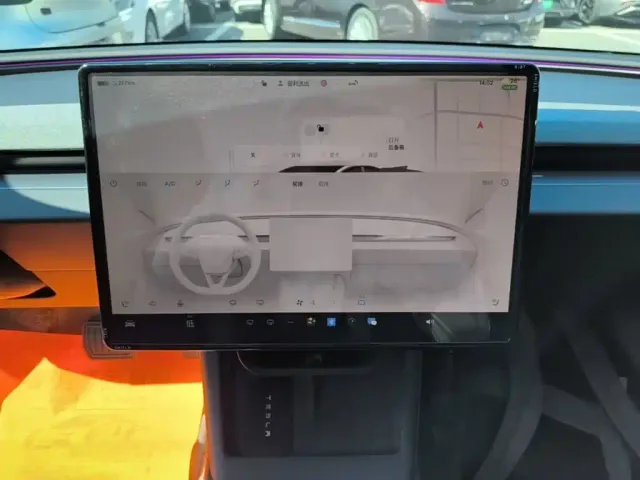 Tesla Model 3 — Фото автомобиля 12