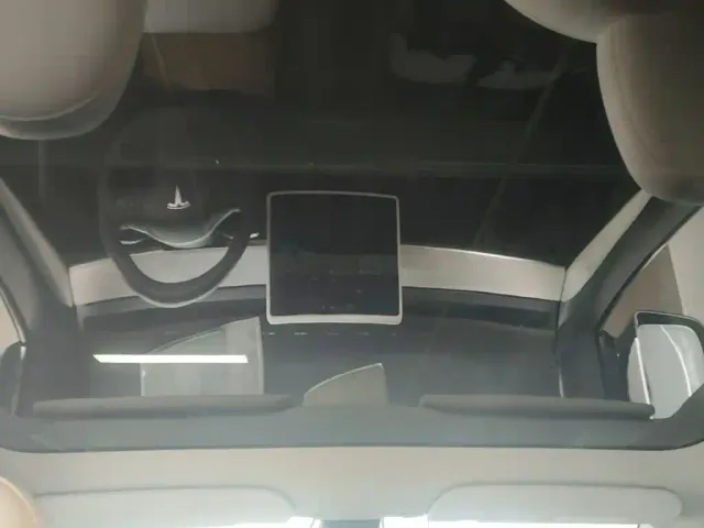 Tesla Model Y — Фото автомобиля 17