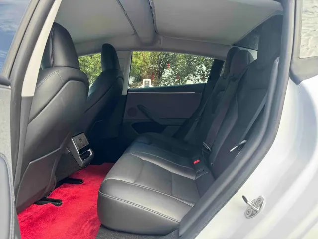 Tesla Model 3 — Фото автомобиля 5