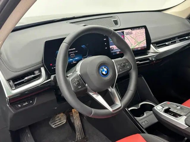 BMW iX1 — Фото автомобиля 12