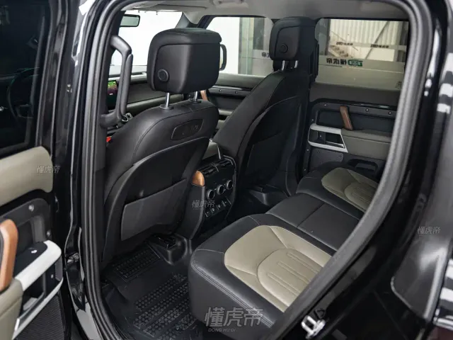 Land Rover Defender — Фото автомобиля 12