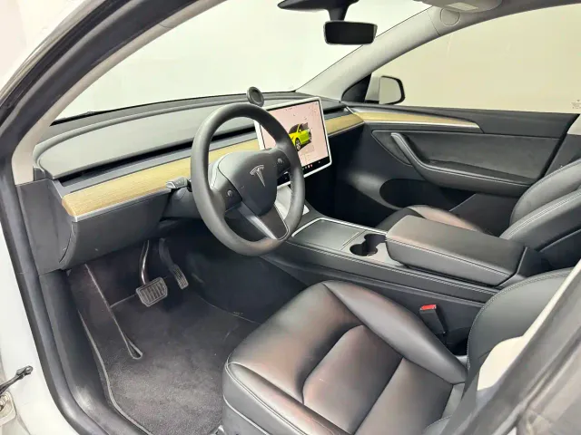 Tesla Model Y — Фото автомобиля 12