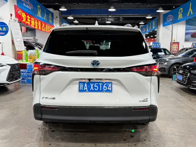 Toyota Sienna — Фото автомобиля 7