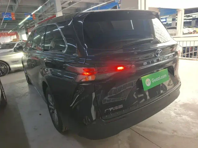 Toyota Sienna — Фото автомобиля 4