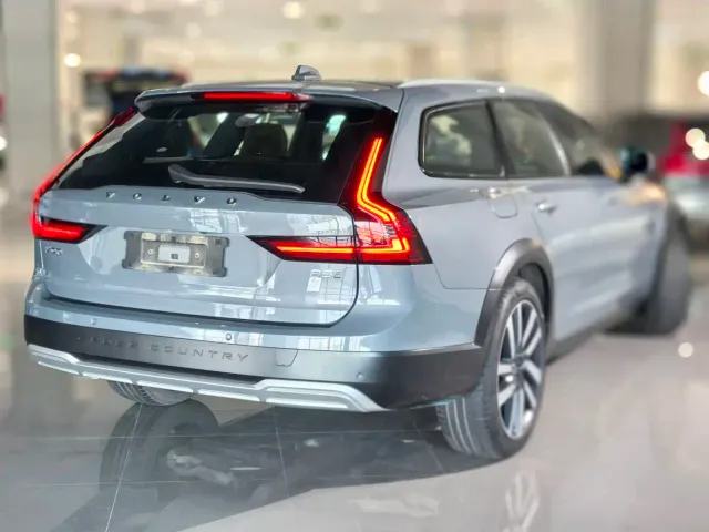 Volvo V90 — Фото автомобиля 4